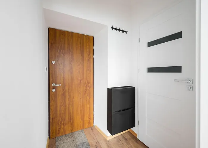 Embassy District By Bookinghost * وارسو